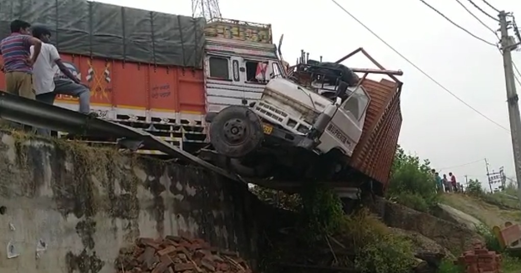 रॉन्ग Side से दौड़ रहे TRUCK ने DCM को मारी भीषण टक्कर, Driver सीरियस; हायर सेंटर भेजा