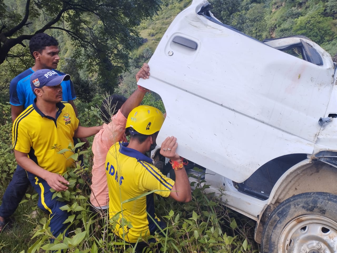 Car और Tempo ट्रैवलर पलटे: रुद्रप्रयाग व चमोली में 1 की मौत, 14 घायल