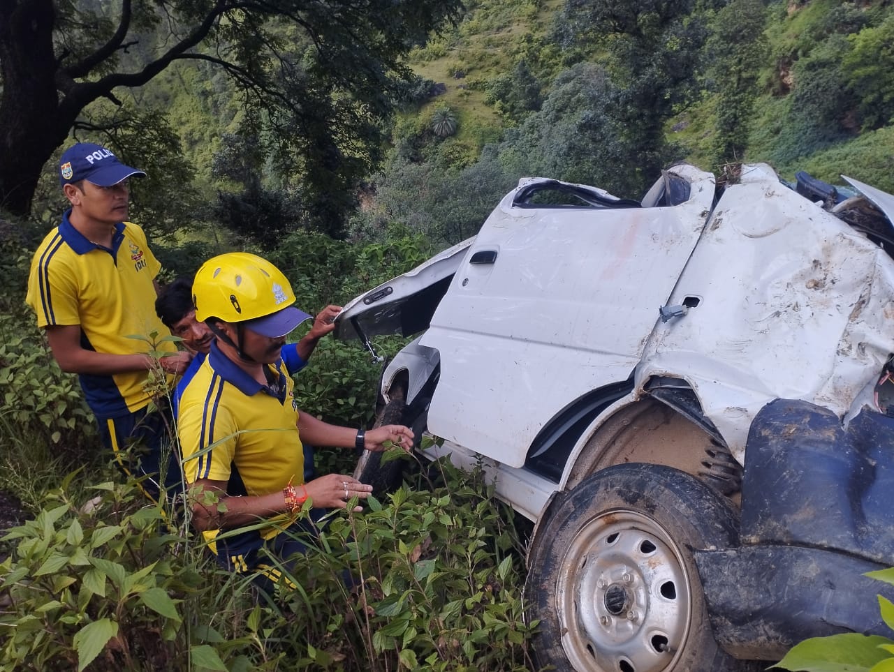 Car और Tempo ट्रैवलर पलटे: रुद्रप्रयाग व चमोली में 1 की मौत, 14 घायल