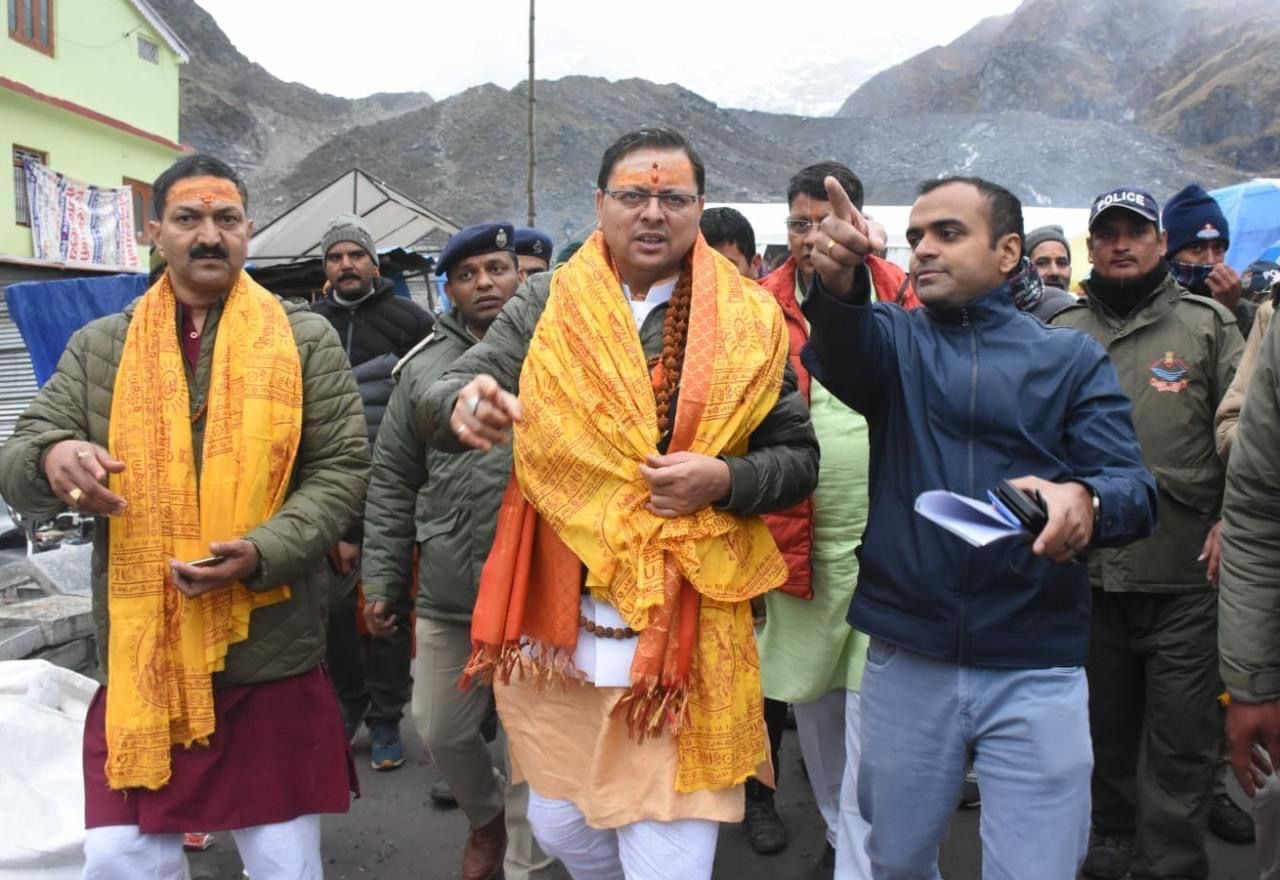 Kedarnath Dham पहुंचे CM धामी, PM Modi के सम्भावित दौरे की तैयारियों का लिया फीडबैक