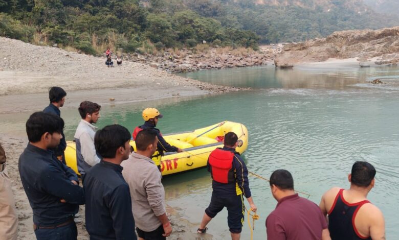 निम बीच ऋषिकेश के पास युवक गंगा के तेज बहाव में हुआ लापता, तलाश जारी