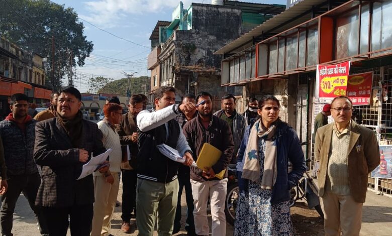 परेड़ ग्राउण्ड, पलटन बाजार में फसाड के कार्यों का CEO सोनिका ने किया स्थलीय निरीक्षण