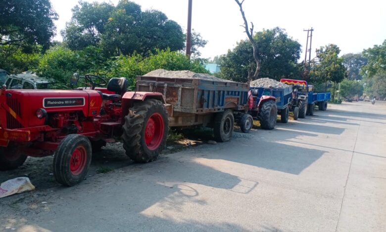 यहां उत्तराखंड पुलिस ने सीज किए 5 ट्रैक्टर ट्राली, देर रात चलाया अवैध खनन के खिलाफ अभियान