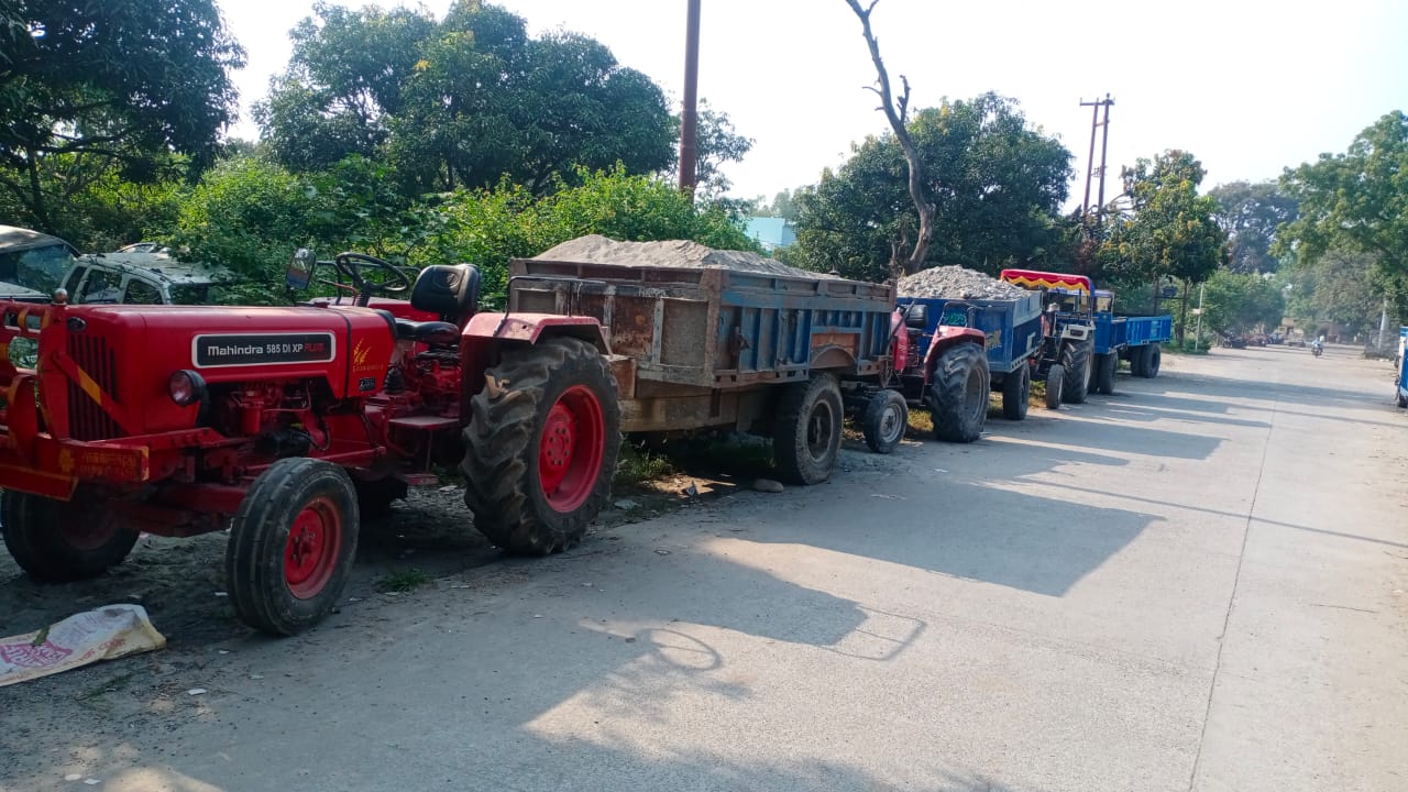 यहां उत्तराखंड पुलिस ने सीज किए 5 ट्रैक्टर ट्राली, देर रात चलाया अवैध खनन के खिलाफ अभियान