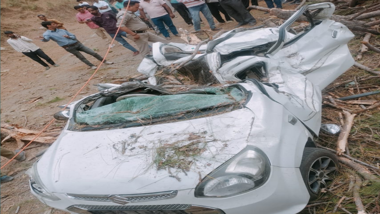 यहां चलती कार पर गिरा विशालकाय चीड़ का पेड़, डेरिका गांव के 1 युवक की दर्दनाक मौत
