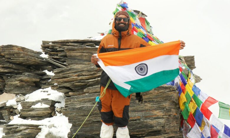 दून के अंकित ने लद्दाख की 2 चोटियों "कांग्यात्से 1 और कांग्यात्से 2" पर फहराया राष्ट्रध्वज तिरंगा