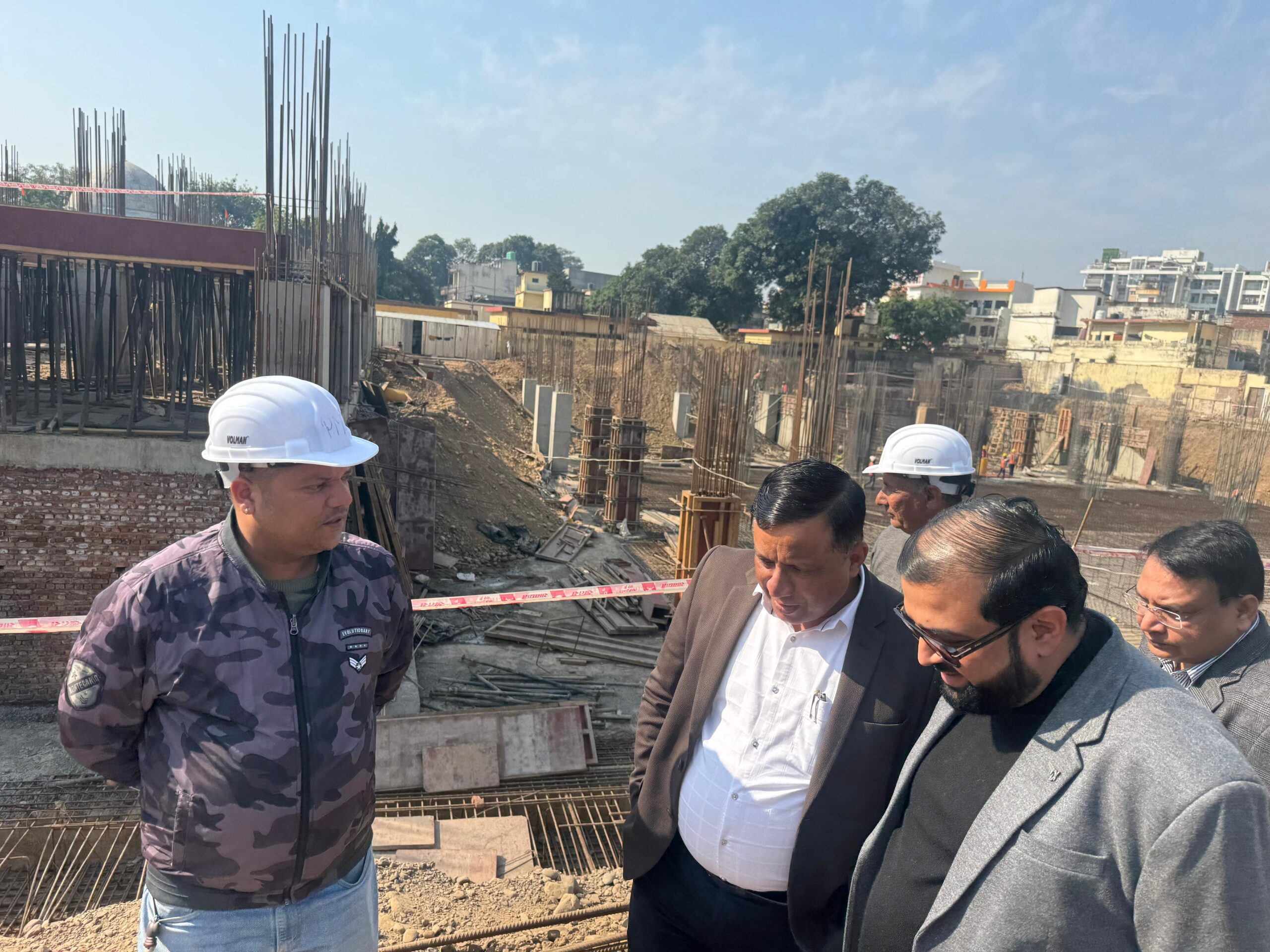 MDDA Vice President Banshidhar Tiwari conducted a surprise inspection of projects from Doiwala to Rishikesh.