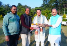 सल्ट विधायक महेश सिंह जीना ने CM पुष्कर सिंह धामी को भेंट किए उत्तराखंड के ये पारंपरिक पहाड़ी उत्पाद