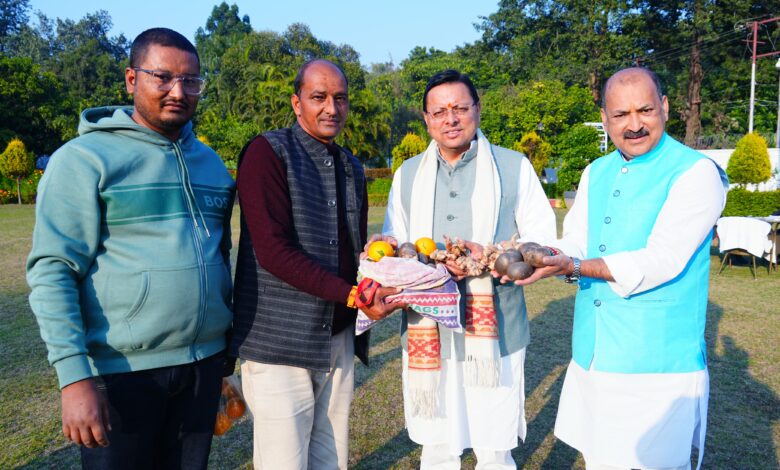 सल्ट विधायक महेश सिंह जीना ने CM पुष्कर सिंह धामी को भेंट किए उत्तराखंड के ये पारंपरिक पहाड़ी उत्पाद